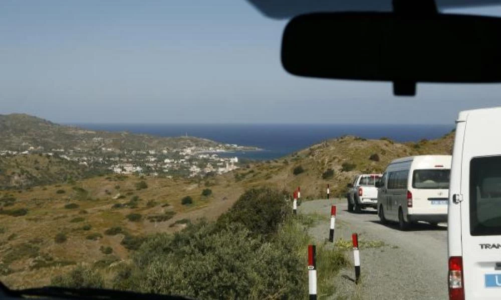 “STOP” Ελληνοκυπρίων σε τουρκική στρατιωτική συνοδεία: ”Ουρλιάζουν” τα τουρκικά ΜΜΕ